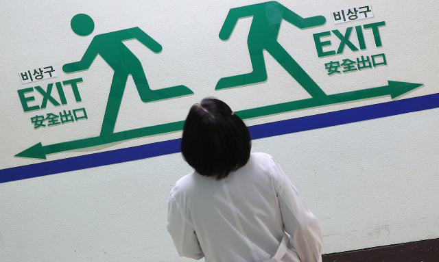 의대 증원 정책과 관련해 의정갈등이 계속되고 있는 26일 대구 한 대학병원에서 의료관계자가 이동하고 있다. 연합뉴스