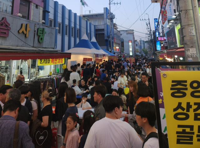 경북 구미 '달달한 낭만 야시장'이 지난 26~27일 구미새마을중앙시장 일대에서 열린 가운데 3만여 명의 인파가 몰렸다. 이영광 기자