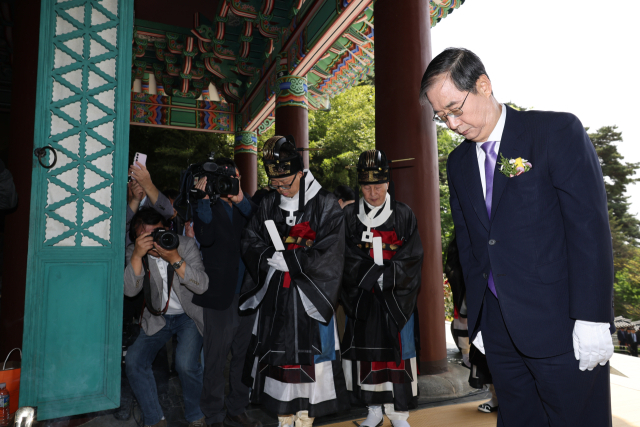 한덕수 국무총리가 28일 오전 충남 아산시 현충사에서 열린 충무공 이순신 장군 탄신 제479주년 기념 다례 행사에 참석해 헌화와 분향을 마친 뒤 묵념하고 있다. 연합뉴스