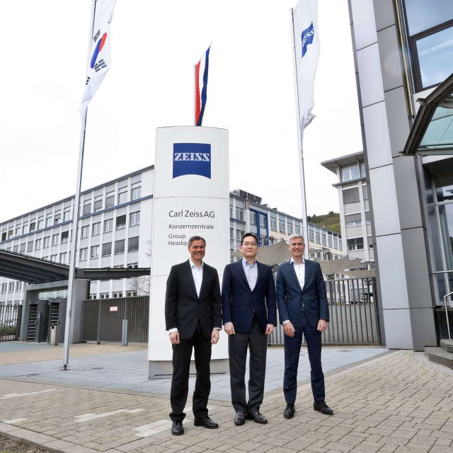 이재용 삼성전자 회장(가운데)이 지난 26일(현지시간) 독일 오버코헨 ZEISS 본사를 방문해 칼 람프레히트 ZEISS그룹 CEO(오른쪽), 안드레아스 페허 ZEISS SMT CEO와 기념 촬영하고 있다. 연합뉴스