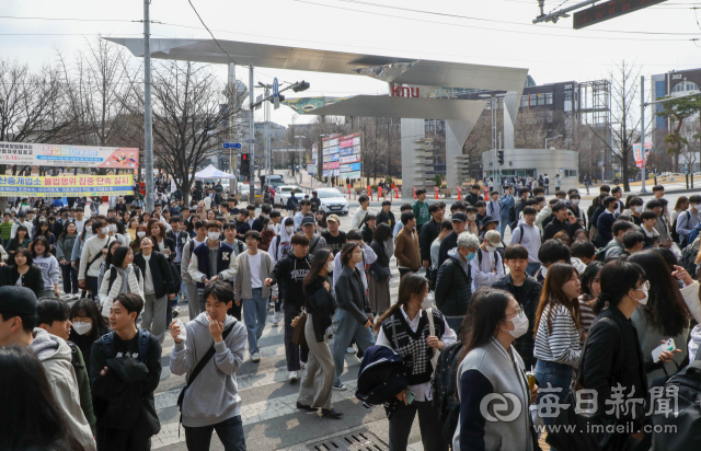 경북대학교 북문이 학생들로 붐비고 있다. 매일신문DB