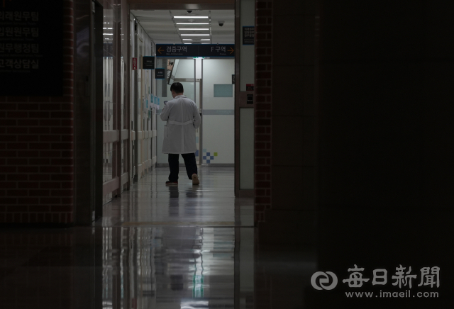 전공의 집단 이탈에 이어 현장을 지키던 교수들의 휴진 소식까지 전해지며 환자들의 불안과 고통은 극심해지고 있다. 대구 시내의 한 대학병원에서 의료진이 이동하고 있다. 안성완 기자 asw0727@imaeil.com