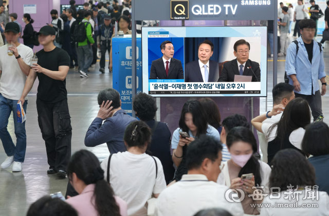 윤석열 대통령과 이재명 더불어민주당 대표의 첫 영수회담을 하루 앞둔 28일 동대구역 대합실에서 시민들이 관련 뉴스를 시청하고 있다. 윤석열 정부 출범 이후 장기간 이어져 온 여야 간 첨예한 대치 국면이 해소될 지에 국민적 관심 집중되고 있다. 안성완 기자 asw0727@imaeil.com