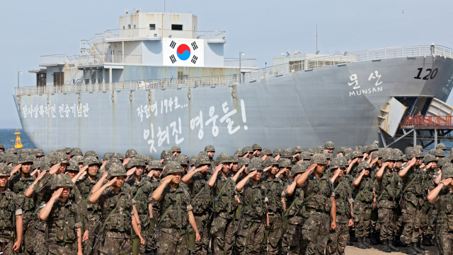 해군사관학교 생도들이 지난해 6월 8일 행군 훈련 과정에서 경북 영덕군 장사상륙작전 희생자 위령비에서 경례를 하고 있다. 매일신문 DB