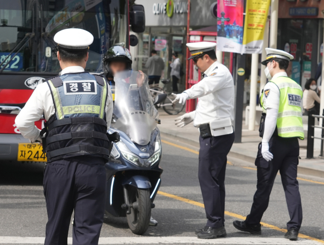 지난 24일 대구 중구 대중교통전용지구 일대에서 불법 운행 이륜차 단속이 진행되고 있다. 매일신문 DB