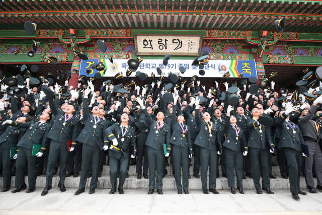 지난해 3월 3일 서울 노원구 육군사관학교에서 열린 '2023 육사 79기 졸업 및 임관식'에서 신임 장교들이 임관을 자축하며 정모를 하늘로 던지고 있다. 육군 제공