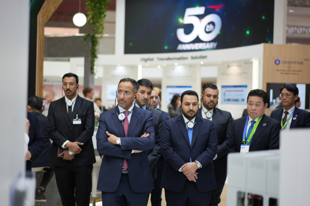 사진은 반다르 알 코라예프(Bander Alkhorayef) 산업광물자원부 장관(왼쪽 두번째) 등 사우디아라비아 정부 관계자들과 LS일렉트릭 김종우 사장(오른쪽 두번째)이 함께 LS일렉트릭 전시 부스를 둘러보는 모습