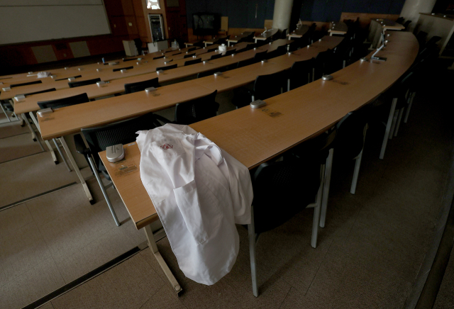 지난달 19일 한 의과대학 강의실이 조용한 모습을 보이고 있다. 사진은 기사 내용과 관계 없음. 연합뉴스