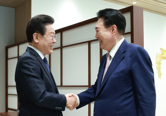 윤석열 대통령이 29일 서울 용산 대통령실에서 열린 영수회담에서 집무실에 도착한 더불어민주당 이재명 대표를 맞이하며 악수하고 있다. 연합뉴스