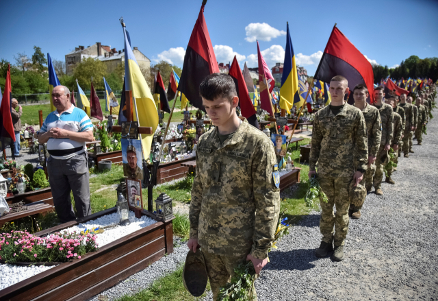 우크라이군 사관후보생들이 28일(현지시간) 러시아의 공격으로 희생된 우크라이나 군인 묘지를 방문했다. 로이터 연합뉴스