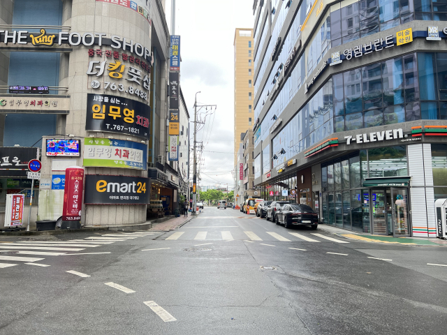 지난 2020년 대구 수성구 두산동 호반써밋수성(469가구)의 사업계획 승인을 앞두고 대구시 교통영향평가위원회는 단지 북편에 있는 폭 10m 도로를 12m로 확장할 것을 조건으로 내걸었다. 사진은 지난 4월 29일 방문한 도로 모습이다. 구민수 기자