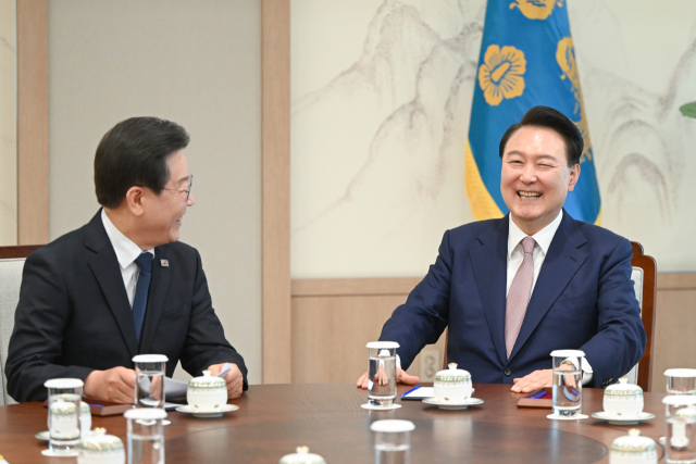 윤석열 대통령과 더불어민주당 이재명 대표가 29일 서울 용산 대통령실 집무실에서 영수회담을 하고 있다. 연합뉴스