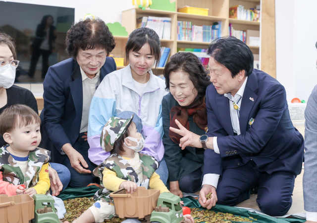 이병환 성주군수 등 관계자들이 성주형 24시 통합돌봄센터 중 다함께돌봄센터를 둘러보고 있다. 성주군 제공