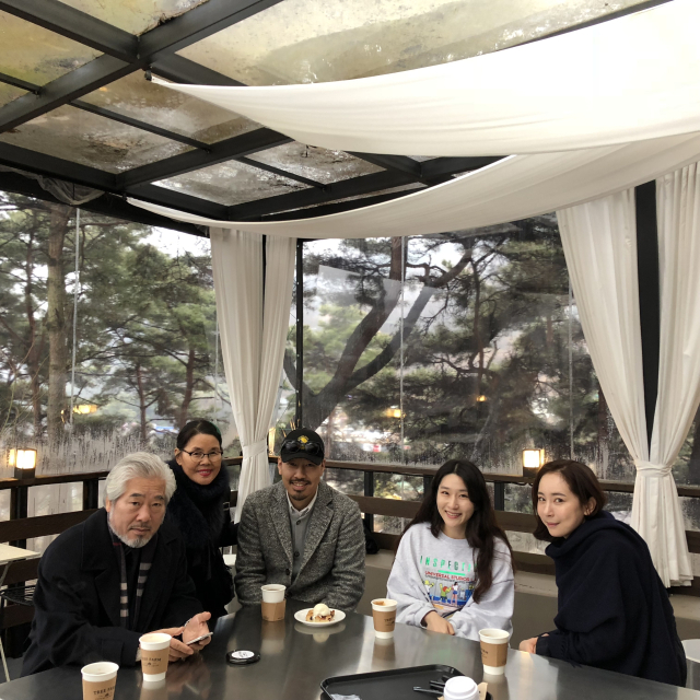 카페에서 가족과 함께. 왼쪽부터 남편 고 홍사준, 아내 류현순, 아들 홍지혁, 며느리 권연경, 딸 홍윤희 씨. 류현순 씨 제공