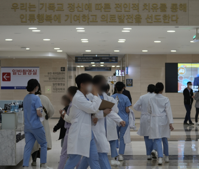 의대정원 증원을 놓고 의정갈등이 이어지고 있는 29일 대구의 한 대학병원에서 의료진들이 