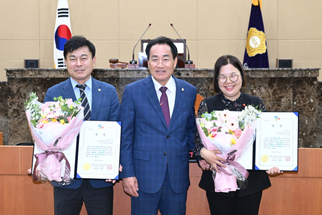 김보경 대구 달성군의원(왼쪽)과 양은숙 달성군의원(오른쪽)이 각각 '제6회 거버넌스 지방정치대상' 최우수상, 우수상을 수상했다. 대구 달성군의회 제공.