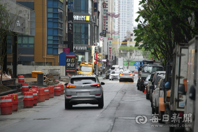 29일 오는 6월 준공을 앞둔 대구 수성구 두산동 호반써밋수성 앞 도로 모습. 안성완 기자 asw0727@imaeil.com