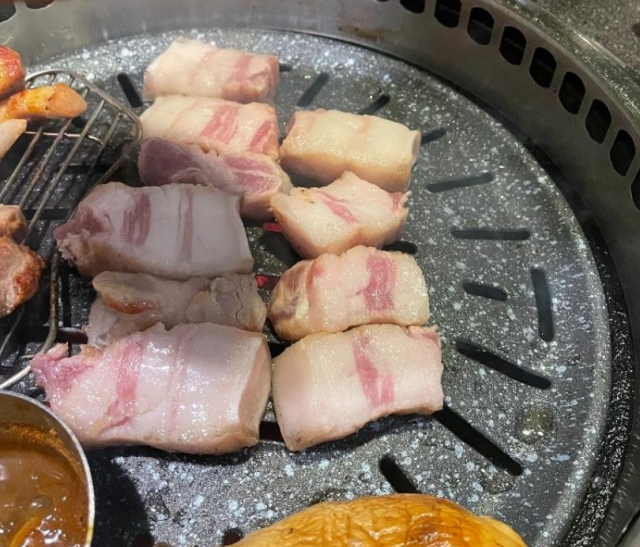 제주도 유명 맛집에서 '비계 삼겹살'을 판매해 누리꾼들의 공분을 사고 있다. 온라인 커뮤니티 보배드림 캡처