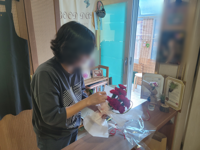지난 26일 류가영(가명·52) 씨가 가정의 달에 판매할 카네이션 꽃다발을 만들고 있다. 박성현 기자