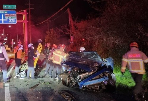 3월15일 오후 제주시 한림읍 한 교차로에서 음주운전 차량이 전신주를 들이받는 사고가 발생해 소방당국이 인명 구조에 나서고 있다. 제주소방안전본부