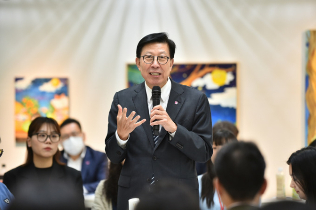 박형준 부산시장이 29일 오후 감만창의문화촌에서 부산문화재단 소속 직원들과 함께 