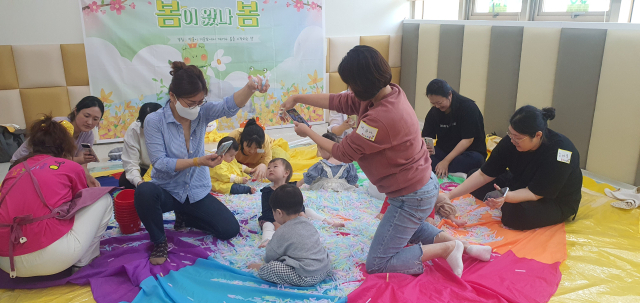 칠곡군아이누리장난감도서관에서 실시하고 있는 오감노리콩 프로그램에 아이들과 부모들이 참여하고 있다. 칠곡군아이누리장난감도서관 제공