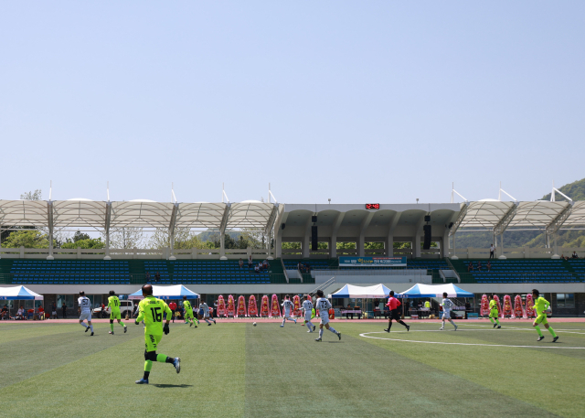 제3회 영양 별천지배 동호인 축구대회에 참가한 선수들이 영양공설운동장에서 경기를 펼치고 있다. 영양군 제공