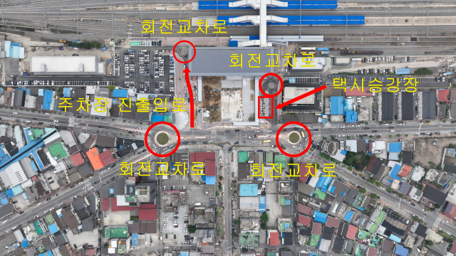 현재 쌍구형 회전교차로가 설치되고 있는 영주역 앞 도로(드론 촬영). 마경대 기자
