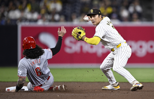 샌디에이고 파드리스의 김하성이 30일 미국 샌디에이고 펫코 파크에서 열린 MLB 신시내티 레즈와의 경기에 유격수로 출전, 2루로 뛰던 1루 주자를 아웃시킨 뒤 1루에 공을 던지고 있다. 연합뉴스