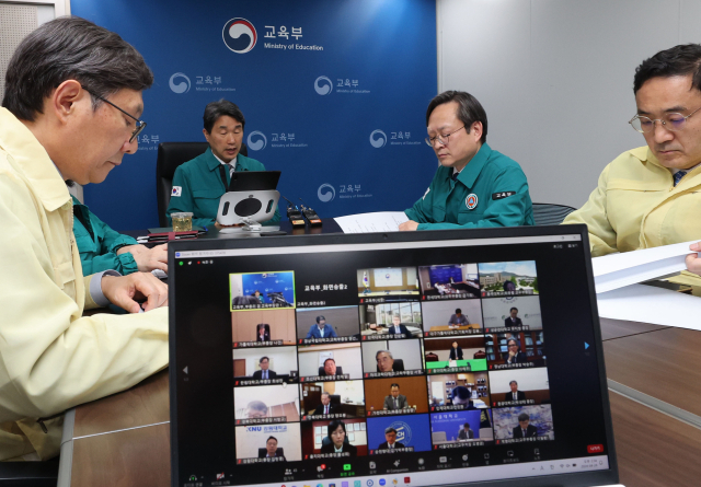 이주호 부총리 겸 교육부 장관이 24일 오후 서울 영등포구 한국교육시설안전원에서 의과대학을 운영하는 40개 대학 총장과 영상 간담회를 하고 있다. 이번 간담회는 정부가 6개 국립대 총장 건의를 수용해 2025학년도 대입전형에 한해 대학별로 증원분의 50∼100% 범위에서 모집 인원을 자율화할 수 있도록 한 이후 처음 개최됐다. 연합뉴스