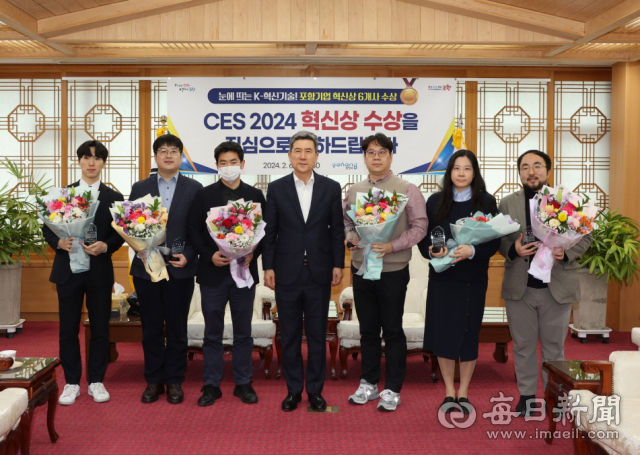 지난 2월 포항시청 대외협력실에서 'CES 2024'에서 최고혁신상과 혁신상을 수상한 기업 초청 간담회가 열리고 있다. 왼쪽부터 김지성 크림 대표이사, 최봉혁 ㈜네이처글루텍 기획실장, 박명진 ㈜그래핀스퀘어 포항연구소장, 이강덕 포항시장, 노상철 ㈜에이엔폴리 대표이사, 정아연 플로우스튜디오㈜ 대표이사, 서충모 ㈜미드바르 대표이사. 포항시 제공