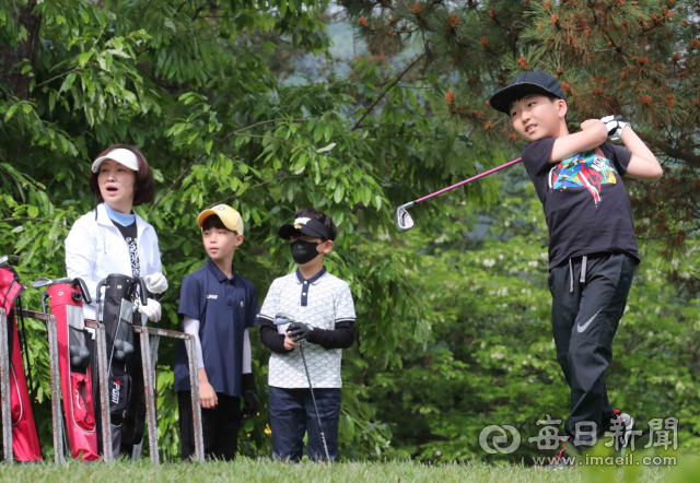 30일 경북 칠곡군 신동파인힐스 파3골프장에서 골프 현장체험 학습에 참여한 달성군 하빈초등학교 학생들이 친구의 아이언 티샷을 보고 있다. 정운철 기자 woon@imaeil.com