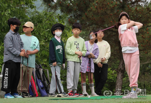 30일 경북 칠곡군 신동파인힐스 파3골프장에서 골프 현장체험 학습에 참여한 달성군 하빈초등학교 학생들이 친구의 아이언 티샷을 보고 있다. 정운철 기자 woon@imaeil.com