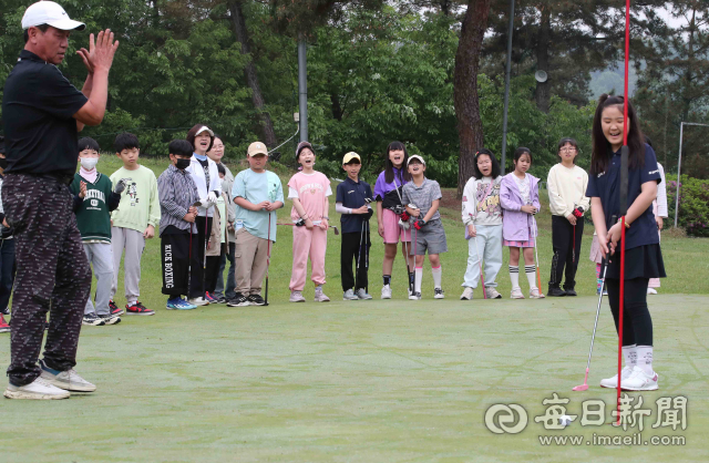 30일 경북 칠곡군 신동파인힐스 파3골프장에서 골프 현장체험 학습에 참여한 달성군 하빈초등학교 학생들이 아이언 어드레스 자세를 배우고 있다. 정운철 기자 woon@imaeil.com