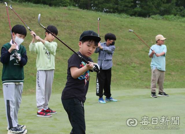 30일 경북 칠곡군 신동파인힐스 파3골프장에서 골프 현장체험 학습에 참여한 달성군 하빈초등학교 학생들이 아이언 어드레스 자세를 배우고 있다. 정운철 기자 woon@imaeil.com