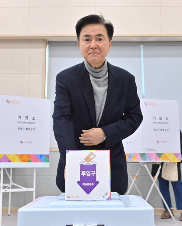 제22대 총선 사전 투표 첫날인 5일 김태흠 충남지사가 홍성군 홍북읍에 마련된 사전투표소에서 투표하고 있다. 연합뉴스