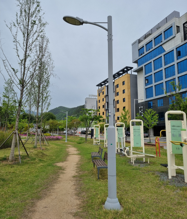 지난 26일 방문한 대구 동구 신서혁신도시 미세먼지 차단숲. 산림청과 국무조정실 정부합동 부패예방추진단은 수목 식재외 시설물을 부적정 집행사례로 분류하고 있다. 김유진 기자