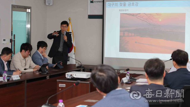 30일 오후 대구정책연구원에서 열린 제9회 대구 재발견 플라자 '대구의 젖줄 금호강'에서 이제화 (사)대구그린트러스트 정책위원장이 특강을 하고 있다. 정운철 기자 woon@imaeil.com