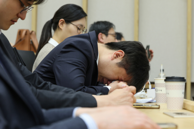 30일 오후 서울대병원 제일제당홀에서 열린 서울의대-서울대병원 교수협의회 비대위 긴급 심포지엄에 참석한 박재일 서울대병원 전공의대표가 전공의를 대표해 발표를 마친 뒤 자리에서 눈물을 흘리고 있다. 이날 서울대병원 교수들은 외래 진료와 수술을 중단하고 