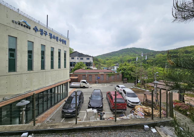 지산국민학교 범물분교 폐교(1988년) 후 그 자리에 2013년 들어선 수성구 청소년 수련원. 김태형 기자 thk@imaeil.com