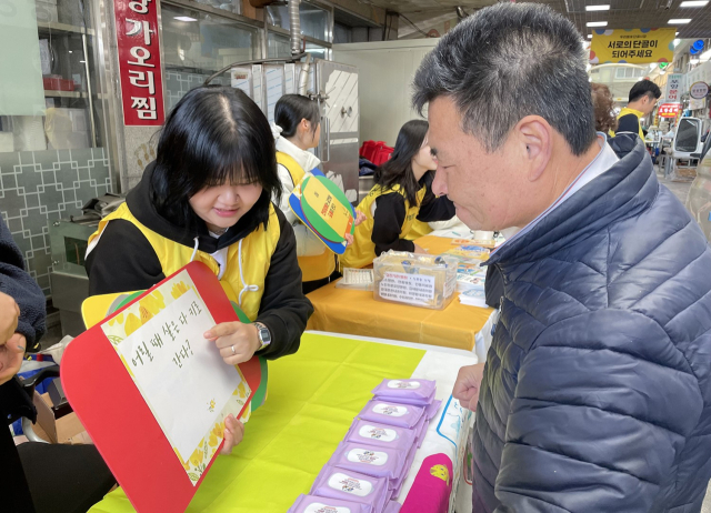 안동시보건소가 지역사회단체와 함께 비만 캠페인을 진행하고 있다. 안동시 제공