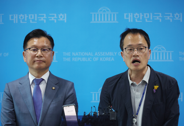 국민의힘 이양수(왼쪽), 더불어민주당 박주민 원내수석부대표가 1일 국회에서 이태원참사특별법 수정 합의사항을 발표한 뒤 기자들의 질문에 답하고 있다. 연합뉴스