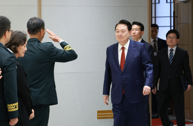 윤석열 대통령이 1일 서울 용산 대통령실 청사에서 열린 중장 진급·보직 신고 및 삼정검 수치 수여식에 입장하고 있다. 연합뉴스