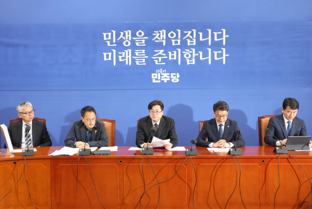 더불어민주당 홍익표 원내대표가 지난달 30일 국회에서 열린 원내대책회의에서 발언을 하고 있다. 연합뉴스