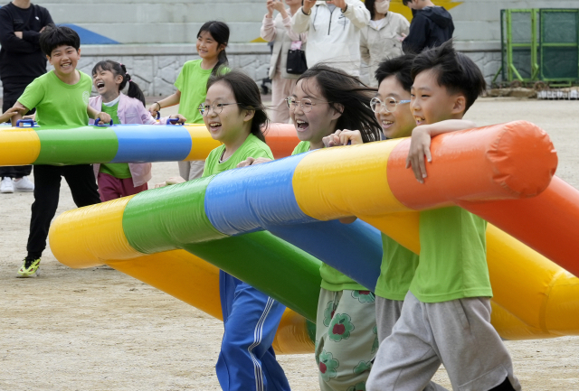 지난 1일 대구 서구 구민운동장에서 열린 중리초등학교 운동회에서 학생들이 사다리 달리기 경기를 펼치고 있다. 매일신문DB