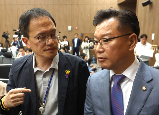 국민의힘 이양수(오른쪽), 더불어민주당 박주민 원내수석부대표가 1일 국회에서 이태원참사특별법 수정 합의사항을 발표하기 위해 입장하고 있다. 연합뉴스