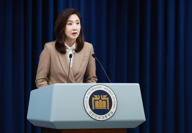 김수경 대통령실 대변인이 1일 서울 용산 대통령실 청사에서 여야의 이태원참사특별법 수정 합의 관련 브리핑을 하고 있다. 연합뉴스