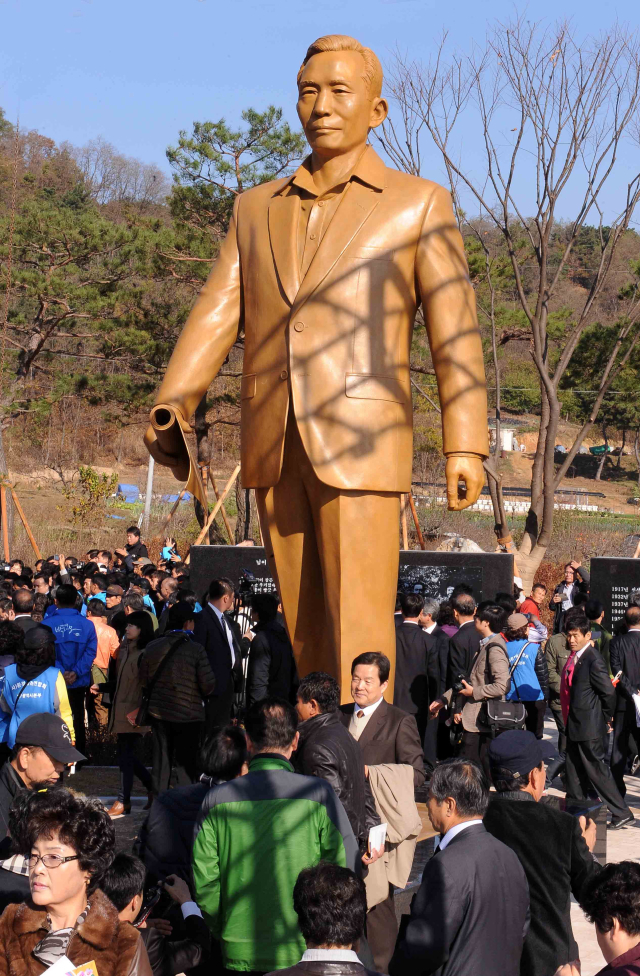 2011년 11월14일 구미시 박정희 전 대통령 생가에서 열린 박 전 대통령 동상 제막식. 매일신문 DB