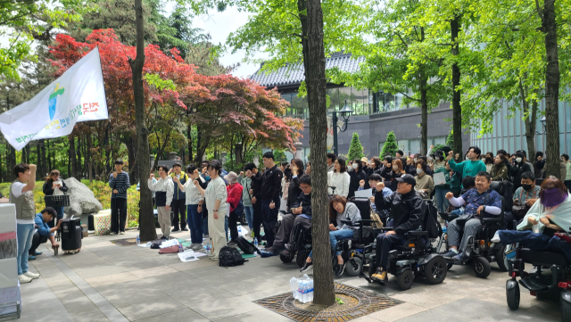 장애인 노동권 보장 촉구 결의대회 참가자들이 집회 시작에 앞서 