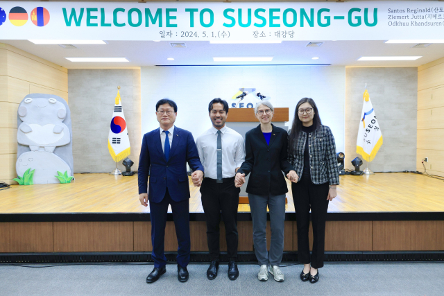 대구 수성구(구청장 김대권)는 1일 수성구청에서 직무연수를 시작한 호주 블랙타운시, 독일 카를스루에시, 몽골 울란바토르시 바양주르흐구에서 온 3명 공무원을 구청 대강당에서 전 직원에게 정식으로 소개했다. 수성구청 제공